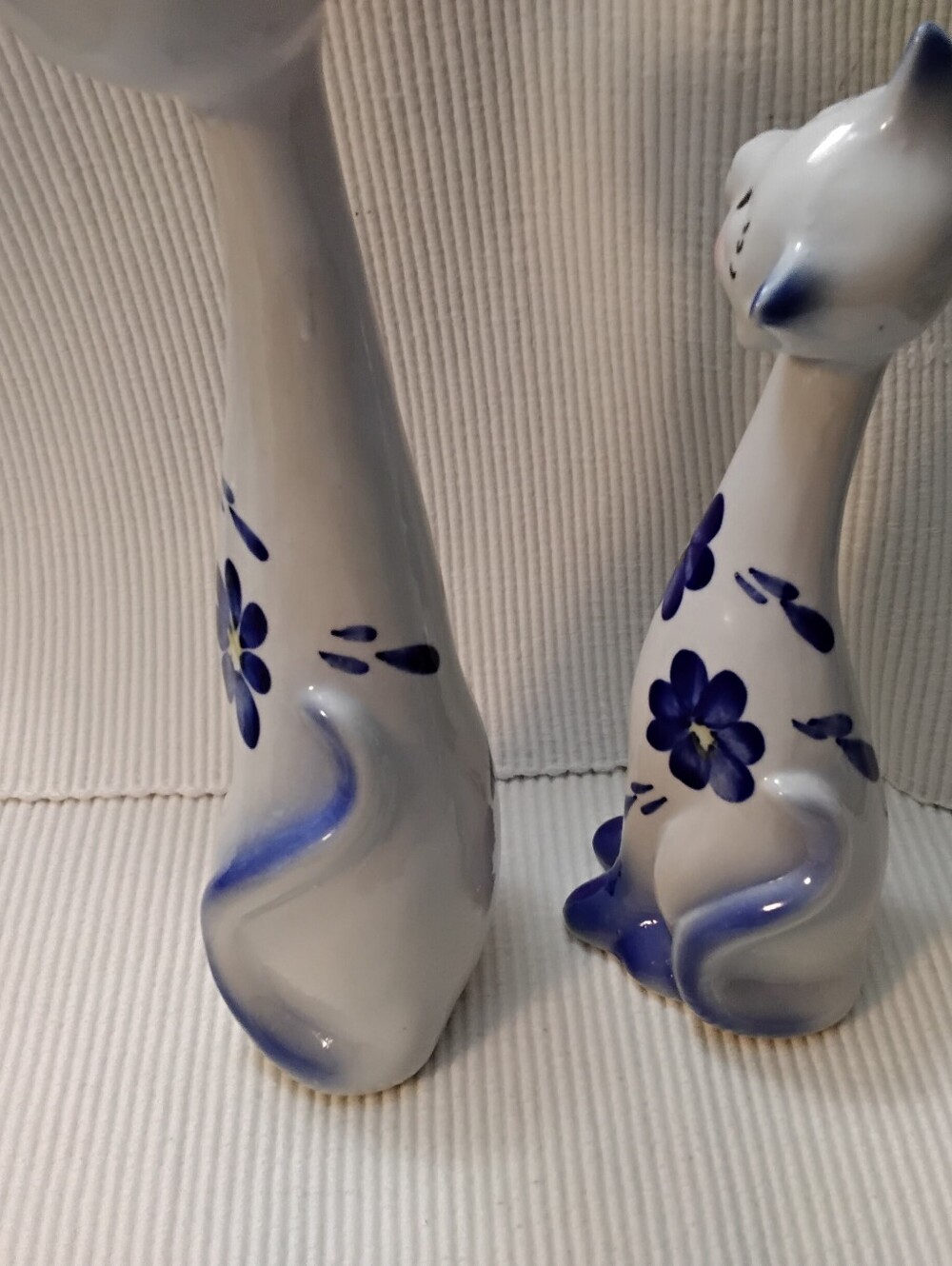 4026 Vintage Porcelain White and Blue Floral Cat Figurines Lot Of 4. - Picture 5 of 11